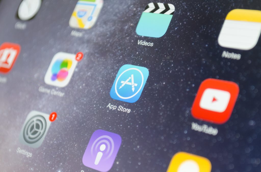 App Store Icon On Apple Deivice Screen-اپلیکیشن یا وبسایت ریسپانسیو